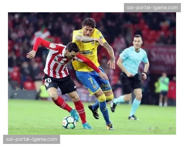 半场：朗斯1-1斯特拉斯堡，双方门将各献神扑